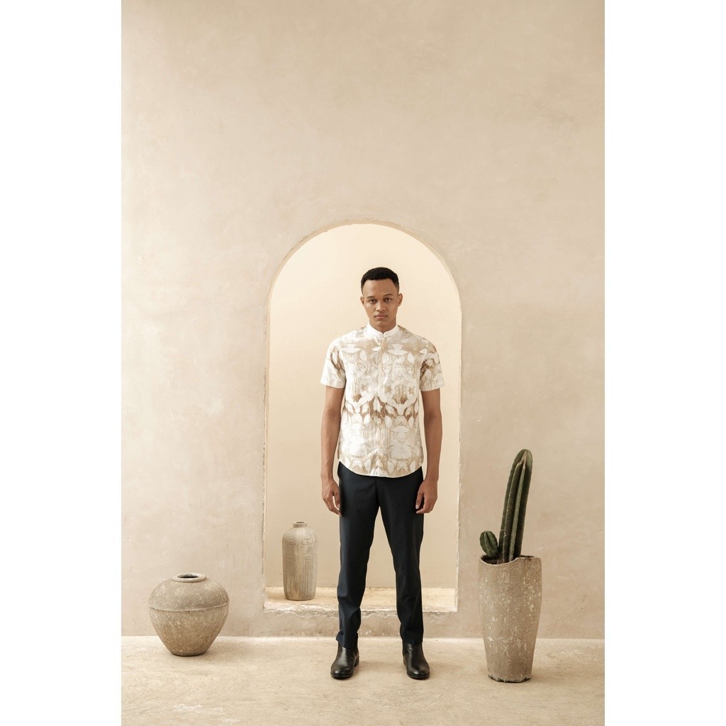 LARUSSO Kemeja Koko Printing - Light Beige L001