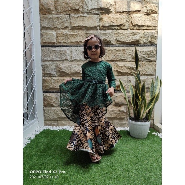 Kebaya Tanak / Kebaya Muslim Anak / Kebaya Brokat Wisuda Anak / Kebaya Kartinian Anak