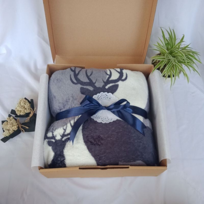 

HAMPERS/ GIFT BOX/ HADIAH/ KADO WISUDA/ ULANG TAHUN/ PERNIKAHAN - SELIMUT BULU HALUS/ Baru Mewah