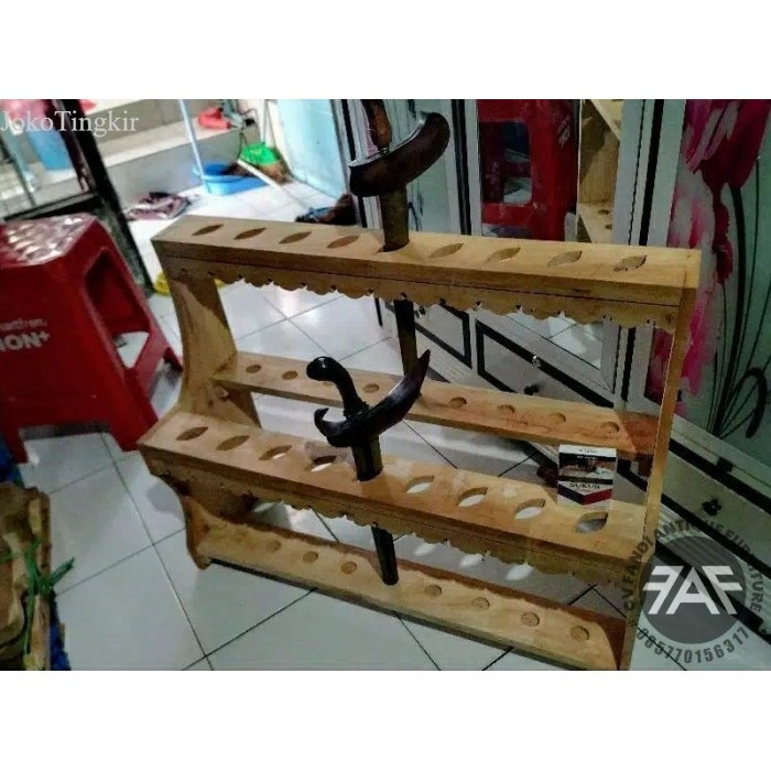 

jagrak keris isi 18 ukir jepara kayu jati kode fn037 murah