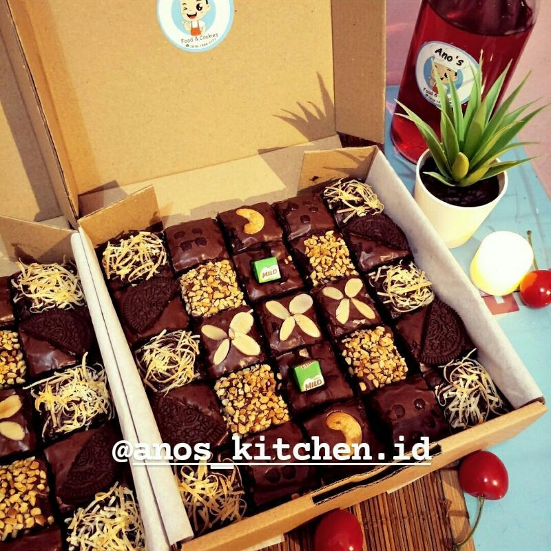 

Brownies Fudgy Dark Cokelat Skat (Isi 25 pcs) Khusus Buat Penggila Cokelat Sejati/ TAHAN LAMA LANGUNG KIRIM BUKAN PO