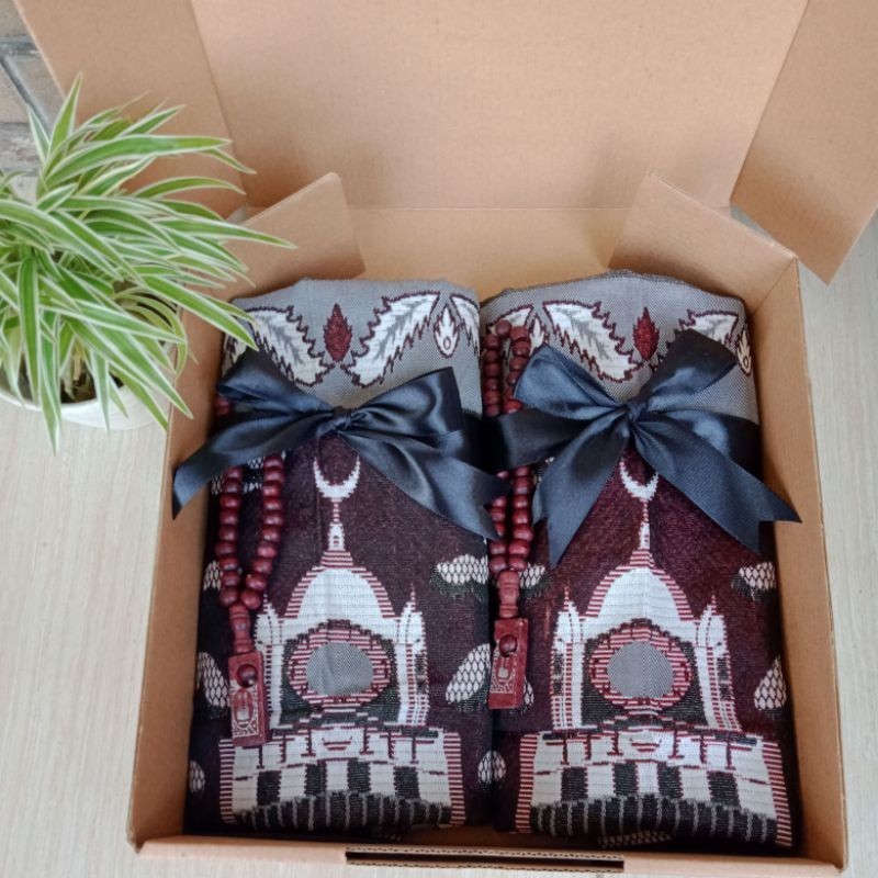 

SAJADAH - GIFT BOX/ HAMPERS/ HADIAH/ KADO ULANG TAHUN/ WISUDA/ PERNIKAHAN/ WEDDING / RAMADHAN / IDUL FITRI/ Baru Mewah