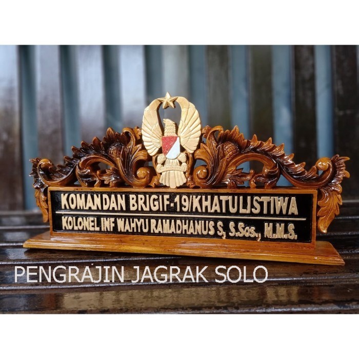 

PAPAN NAMA / PAPAN NAMA MEJA / PAPAN NAMA MEJA UKIR / PAPAN NAMA harga pengrajin PS412