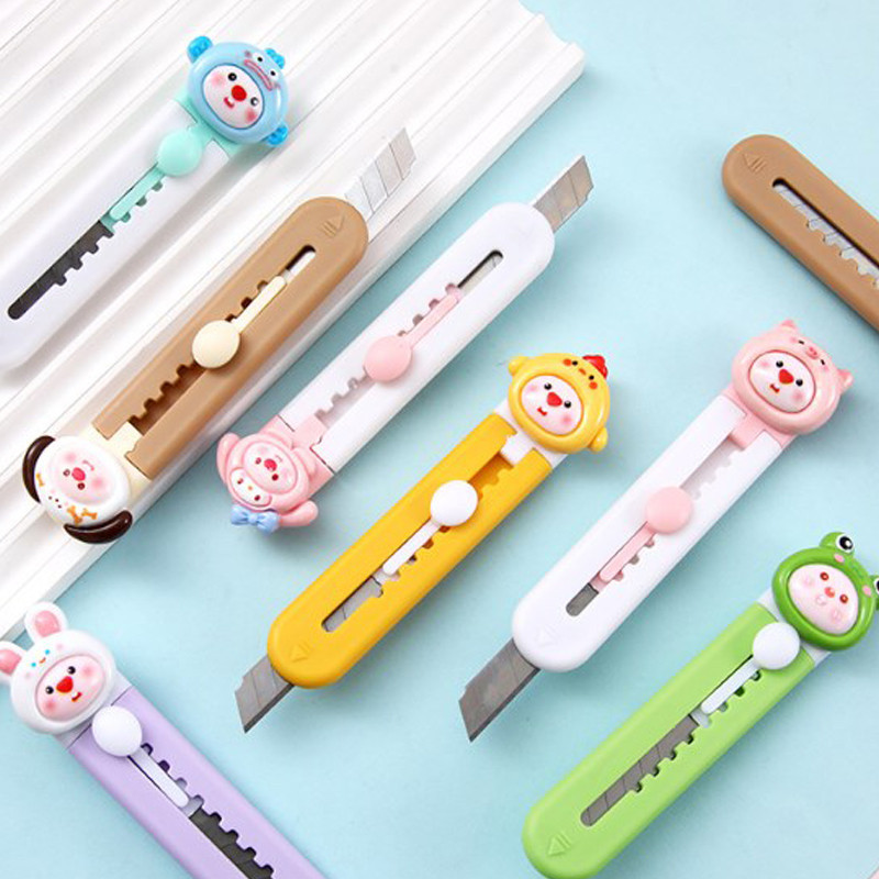 

COD✨Pemotong Kertas Binatang Kartun lucu Portable Mini Pisau Cutter Kecil Untuk Parcel Kantor Sekolah Kotak Mini Kartun Pemotong Kantor Siswa Untuk Alat Tulis-Yinmer