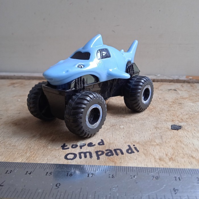 mainan McDonalds monster jam ikan hiu -rr45