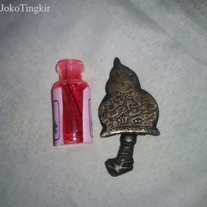 

Koleksi minyak BP antik dan Keris Semar murah