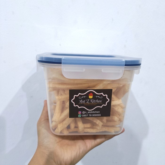 

Krupuk udang stik Ny Siok matang toples kedap