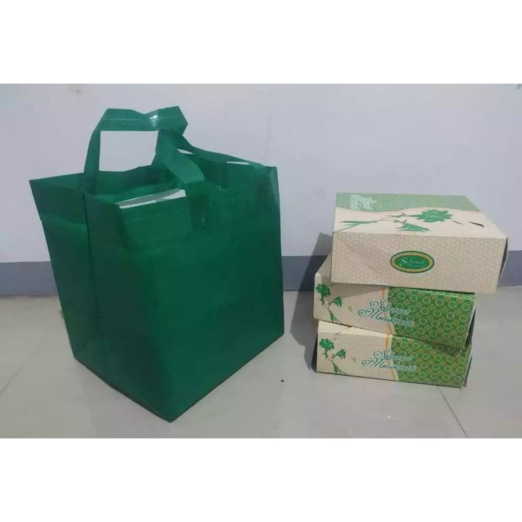 

1 Pcs Tas Kain Spunbond GoodieBag Box Ukuran Dus Kue / Nasi Kotak 18x18 20x20 22x22 25x25 Untuk Kantong Belanja Lipat Toko Kue, Souvenir Ulang Tahun, Tahlilan Syukuran Parsel Besek Tasyakuran , Brownies , Hantaran Thinwall , Mika ,Hajatan Pernikahan ultah