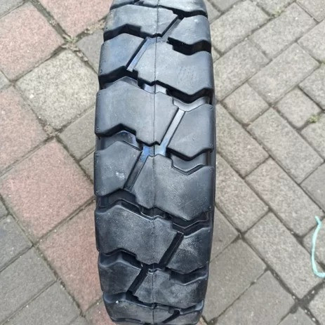 Ban Mati Solid Buta Untuk Forklift Ukuran 825-15 Achilles A-01 Ukuran 8.25-15