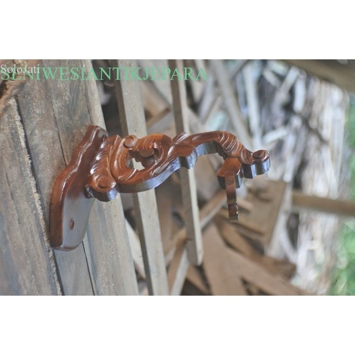 

jagrak keris isi 1 ukir kembang sdh finishingan antik