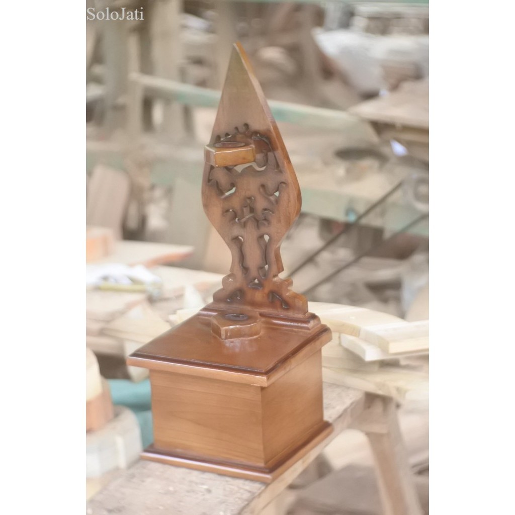 

jagrak keris ukir jepara alusan minimalis murah