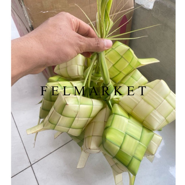 

Daun Kulit Ketupat Sudah Jadi Isi 10 pcs / Kulit Ketupat Siap Pakai / Ikat
