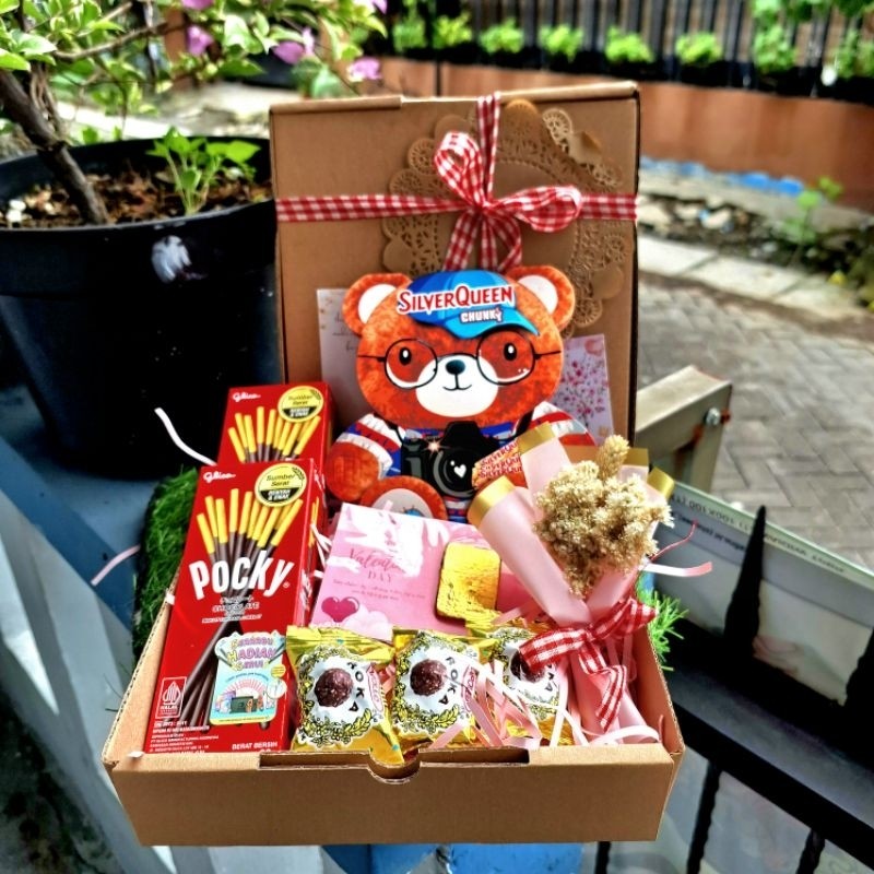 

Kado Cantik Unik Murah Hampers Hari Raya Idul Fitri / Hampers Silverqueen Bear hampers love silverqueen beruang chungkybar bear hampers valentine hampers coklat murah hampers pacar