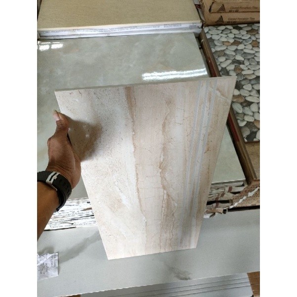Granit tangga 30x60 stepnosing Crema Cano Glossy