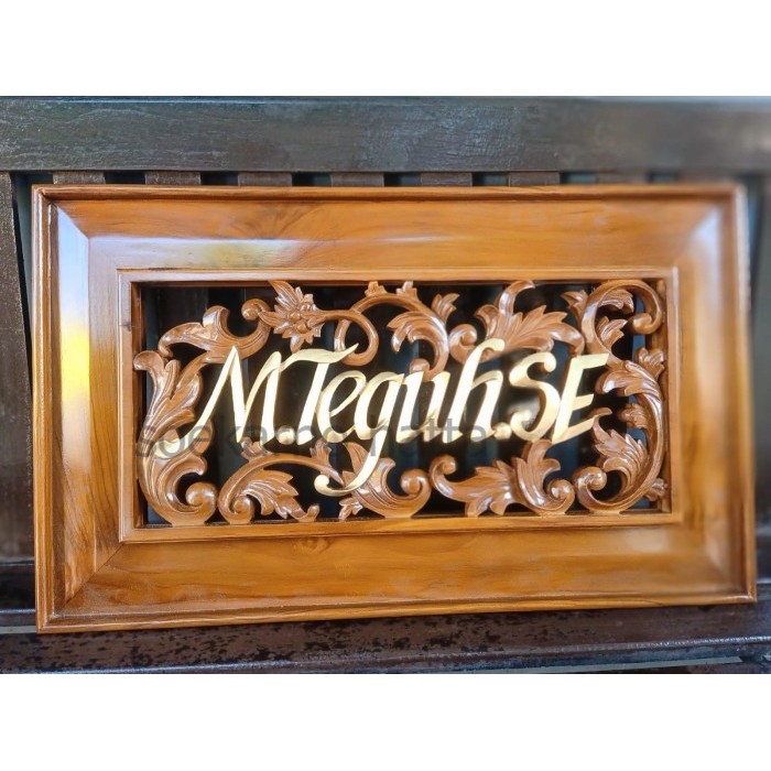 

PAPAN NAMA / PAPAN NAMA KAYU UKIR / KAYU JATI / HIASAN DINDIN SH5321