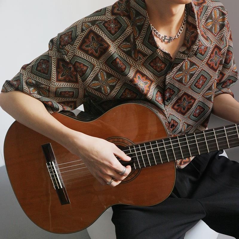 Kemeja Pria Baju Kaos Kerah Pria DistroCouples with a retro ethnic style