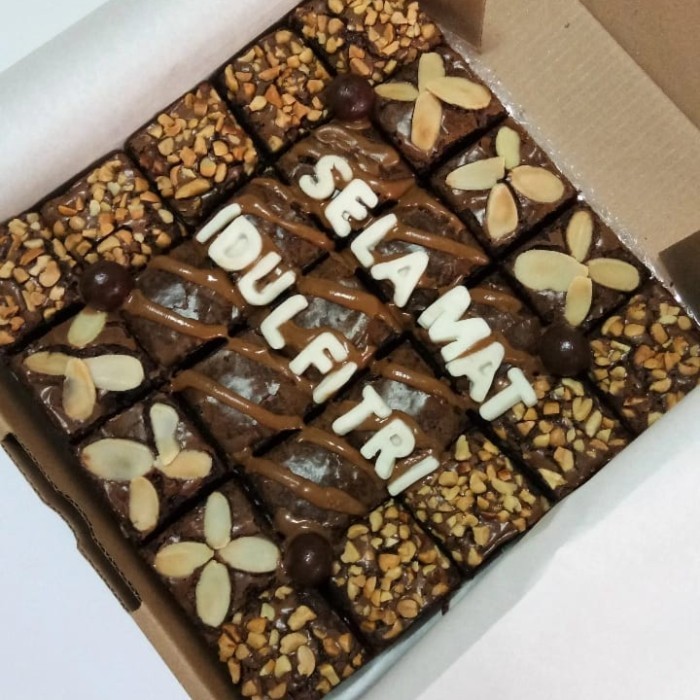 

NEW | Hampers Buka Puasa/Idul Fitri Fudgy Brownies Teks Topping+Pita+Card