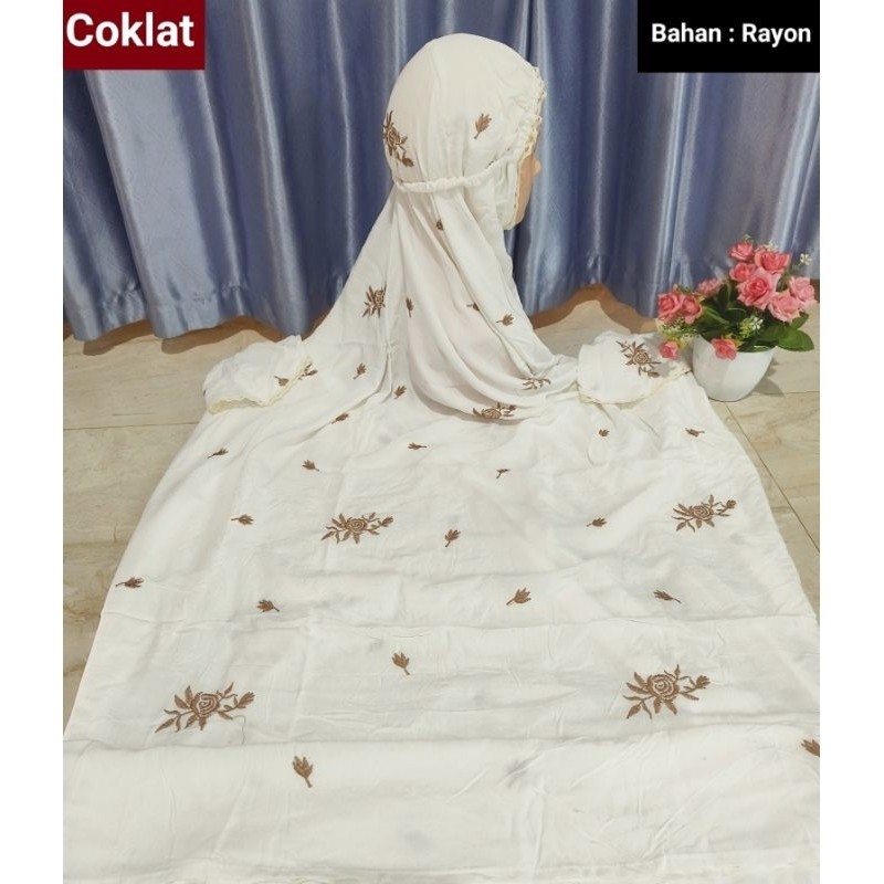 Mukena Bahan Rayon Dasar Warna Putih BW Dewasa Terusan Motif Tabur Seribu Bunga Mawar Bahan Adem