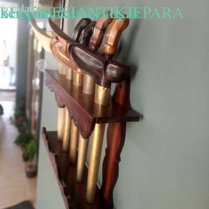 

jagrak keris dinding isi 5 antik