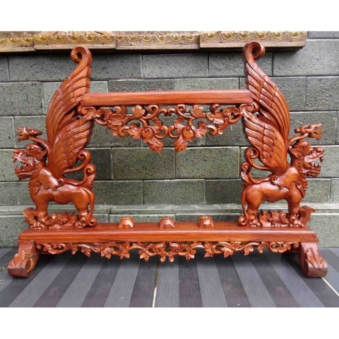 Jagrak Stand Dudukan Pusoko Model Ukir Singo Barong Isi 3 Warna Plitur