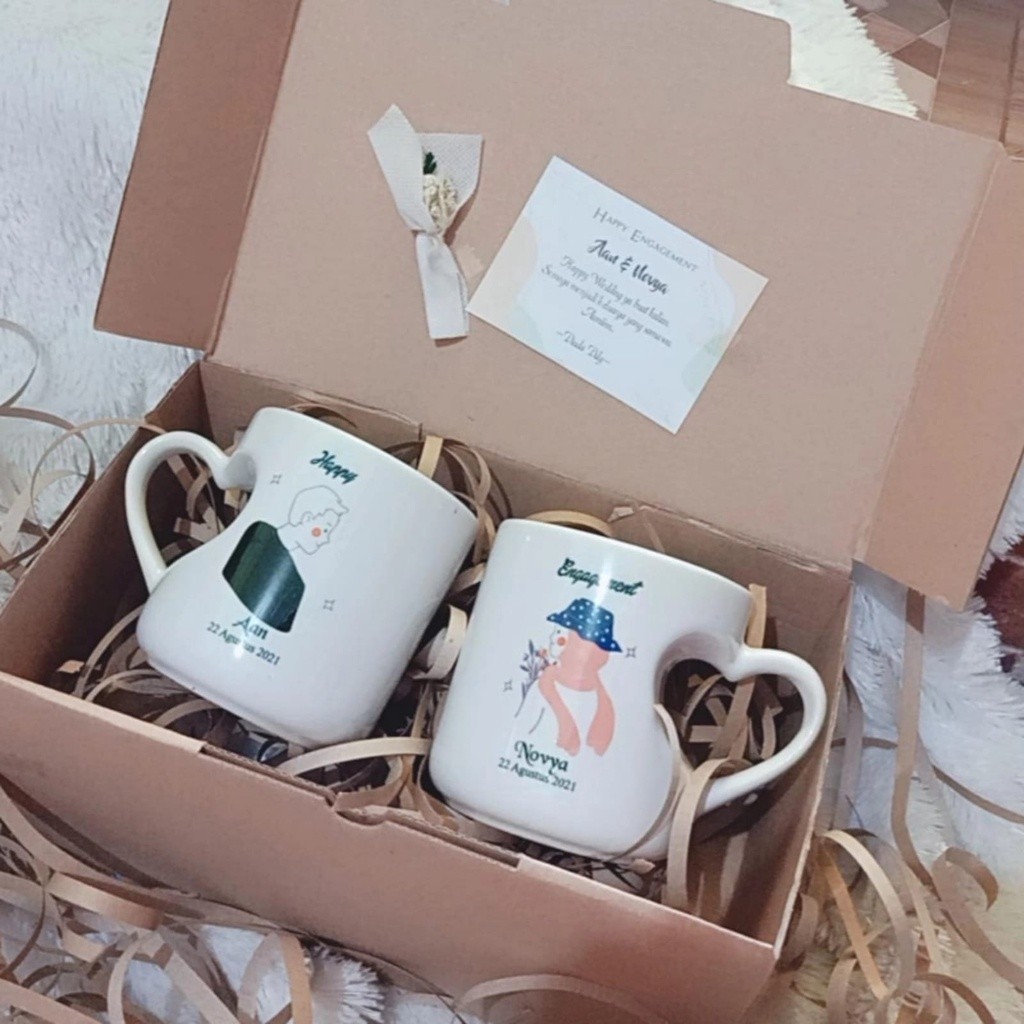 

Hampers Mug Couple Hati // wedding gift // kado nikah, kado tunangan // bisa custon nama dan gambar/ Baru Mewah