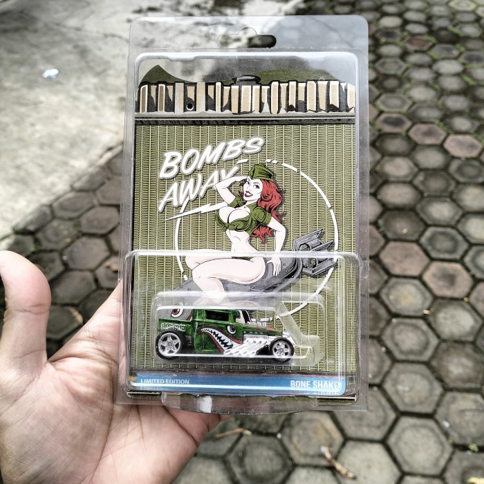 Diecast Hotwheels Mattel Bone Shaker - Custom Bombs Away Ban Karet