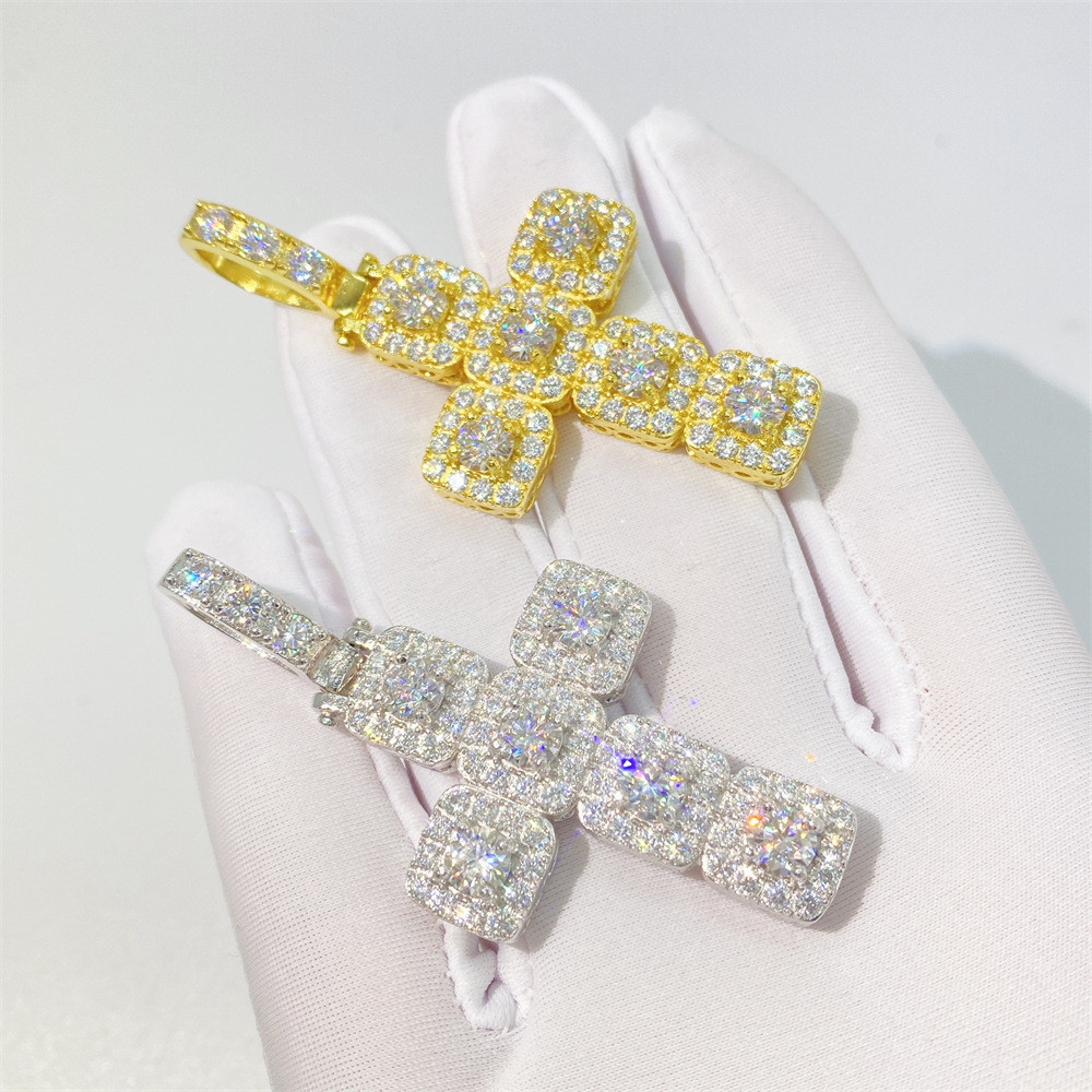 Kalung pernyataan moissanite perak murni 925 salib berlapis emas 18K kualitas tinggi kustom untuk wa