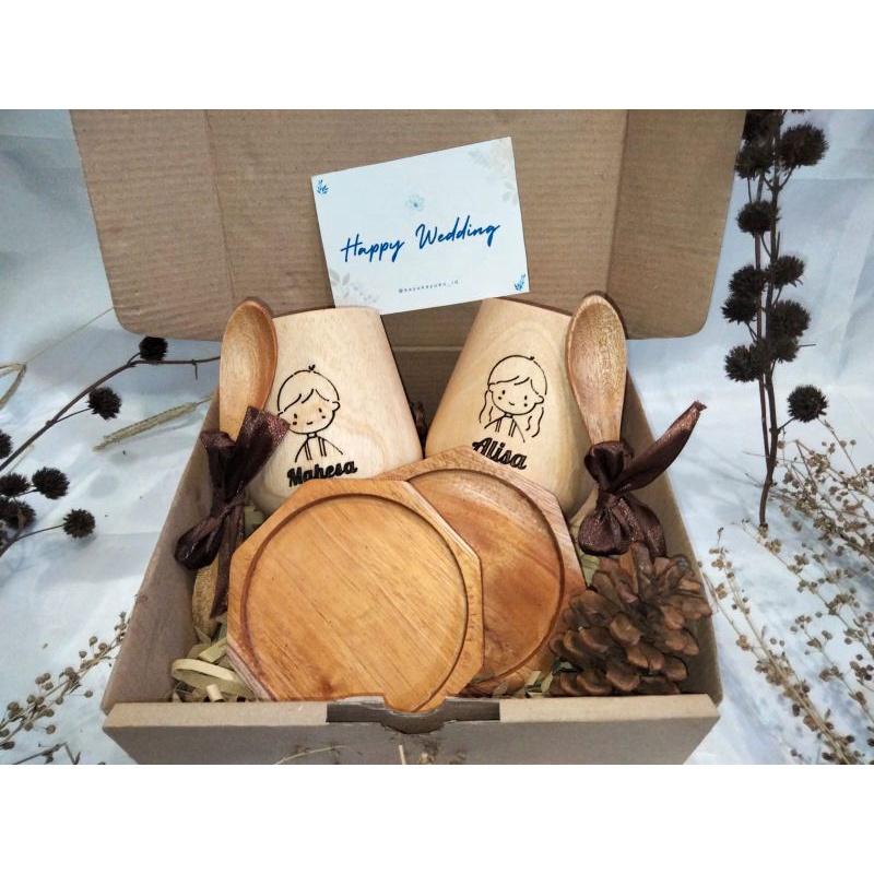 

KAYUKAYUKU Hampers / Souvenir Pernikahan / Kado Couple Free Grafir Gelas 10 Cm/ Baru Mewah