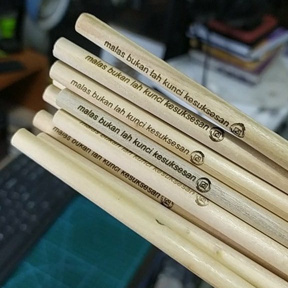 

[EKONOMIS] Custom Nama Pensil Kayu Bulat Grafir Laser 2B