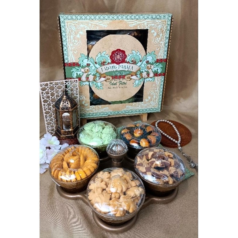 

DISKON Laris Manis Ladang Pahala - paket kue lebaran enak murah - paketan kue kering isi 5 toples