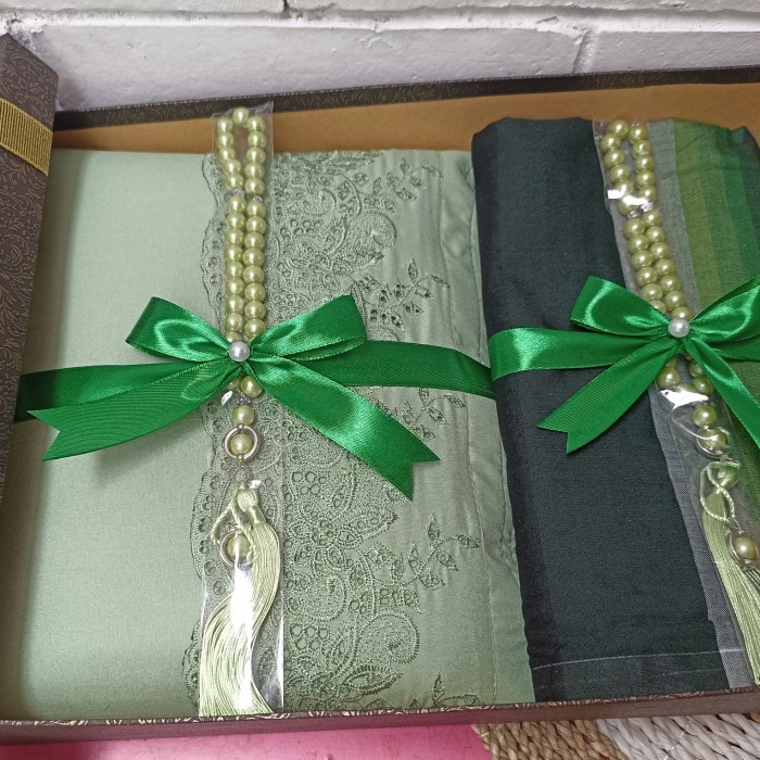 

[[New Arrival]]- Hampers Mukena dan Sarung Kado Pernikahan Weeding Gift Eksklusif - Hijau, Mikabox
