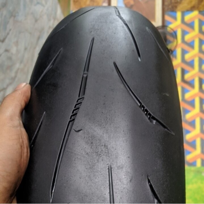 ban BATTLAX ring 17 150/60 second//ban belakang moge tubles// ban BATTLAX second