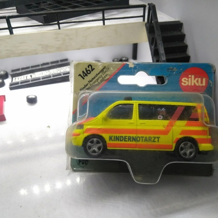 siku vw multivan ambulance diecast bukan tomica 11A -OS25