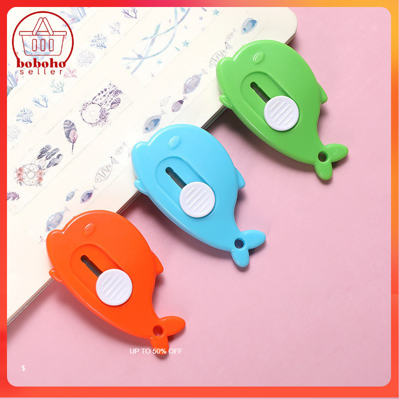 

Cutter Mini Dolphin Pisau Silet Model Dolphine Lucu Pembuka Unboxing Paket Alat Pemotong Kertas Anak Sekolah Bentuk Bantu Plastik Perlengkapan Tulis Atk Portable Saku