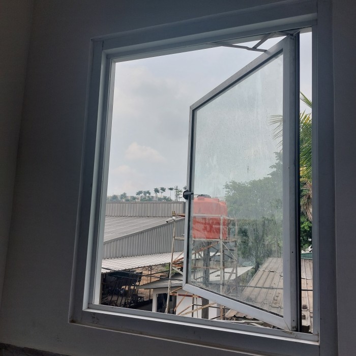 jendela swing aluminium putih minimalis