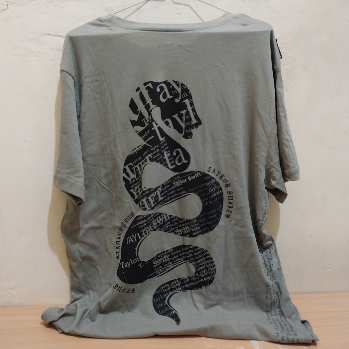 Taylor Swift Reputation Snake Shirt Official Merch Merchandise CD Kaos - S