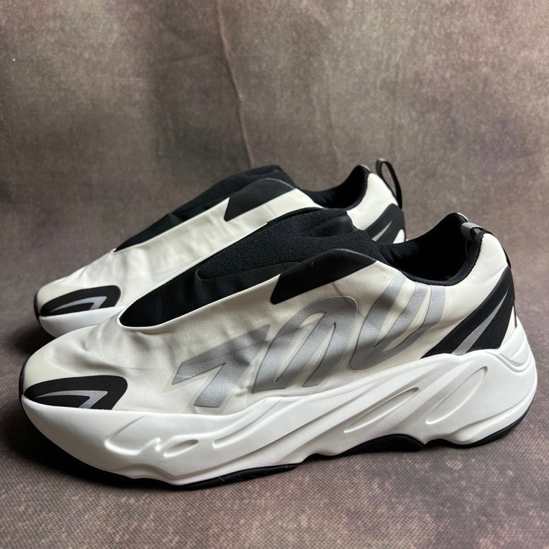 promo diskon 70% Adidas Yeezy Boost 700 V3 MNVN Analog Laceless 100% Authentic