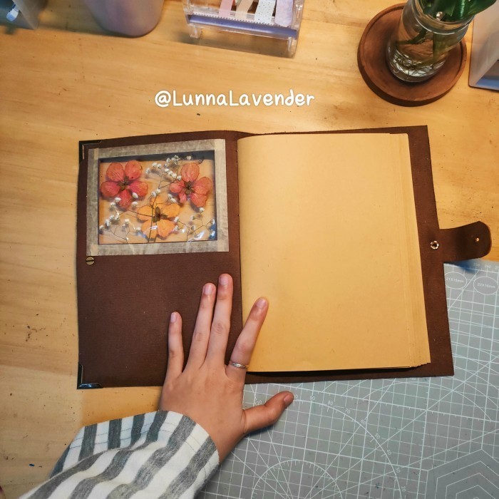 

Traveler's Notebook Leather Journal with Pressed Flower size A5 - Putih Gading