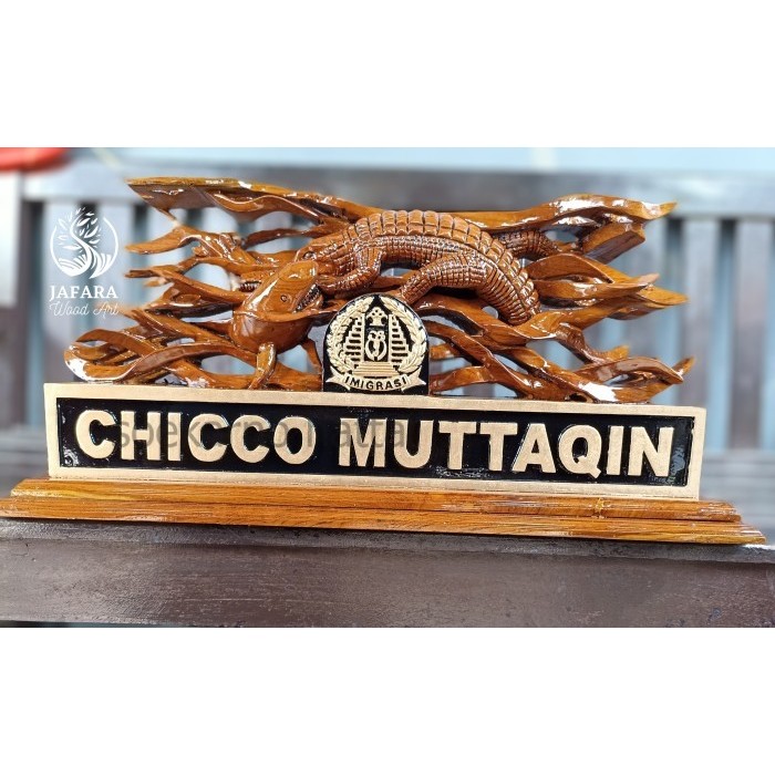 

papan nama meja jabatan kantor ukir kayu jati custom logo imigrasi SH5321