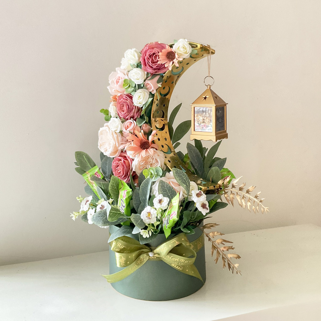 

Bloom Box Flower Parcel Bulan Sabit Hampers Box Lebaran / Hampers Idul Fitri Rangkaian Bunga Parsel