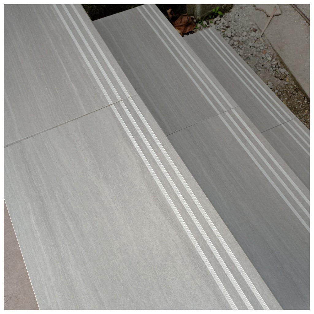 Stepnosing Granit 30x50 Warna Abu muda Motif Kayu