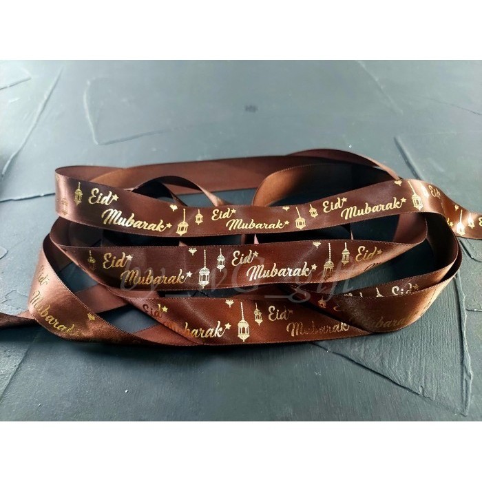 

Pita Idul Fitri -Satin Emboss Emas ;Lebar 1.5 cm ; Coklat Tua - 25 yard HD