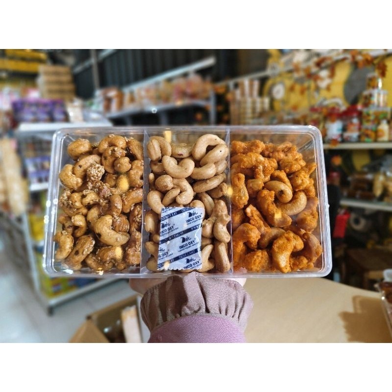 

Kacang Mede Premium 3 Sekat mix aneka rasa