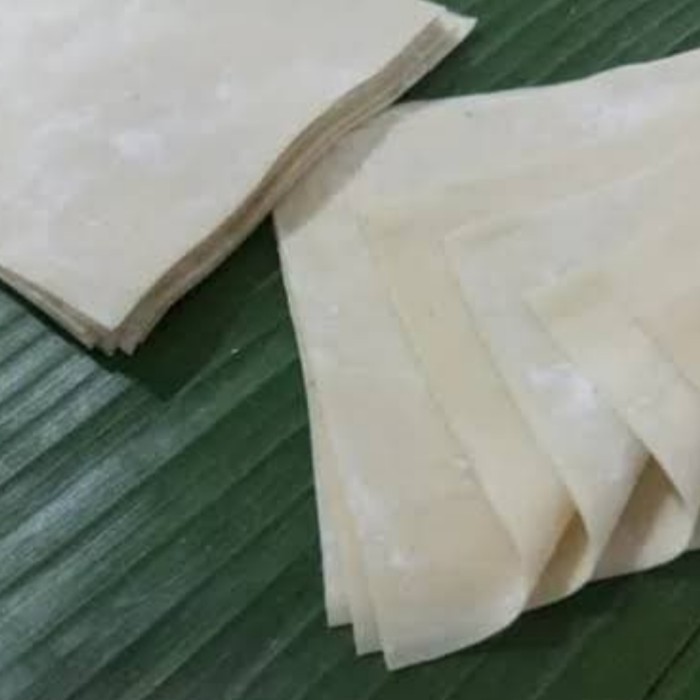 

kulit pangsit mentah lebar ukuran 18x18 cm