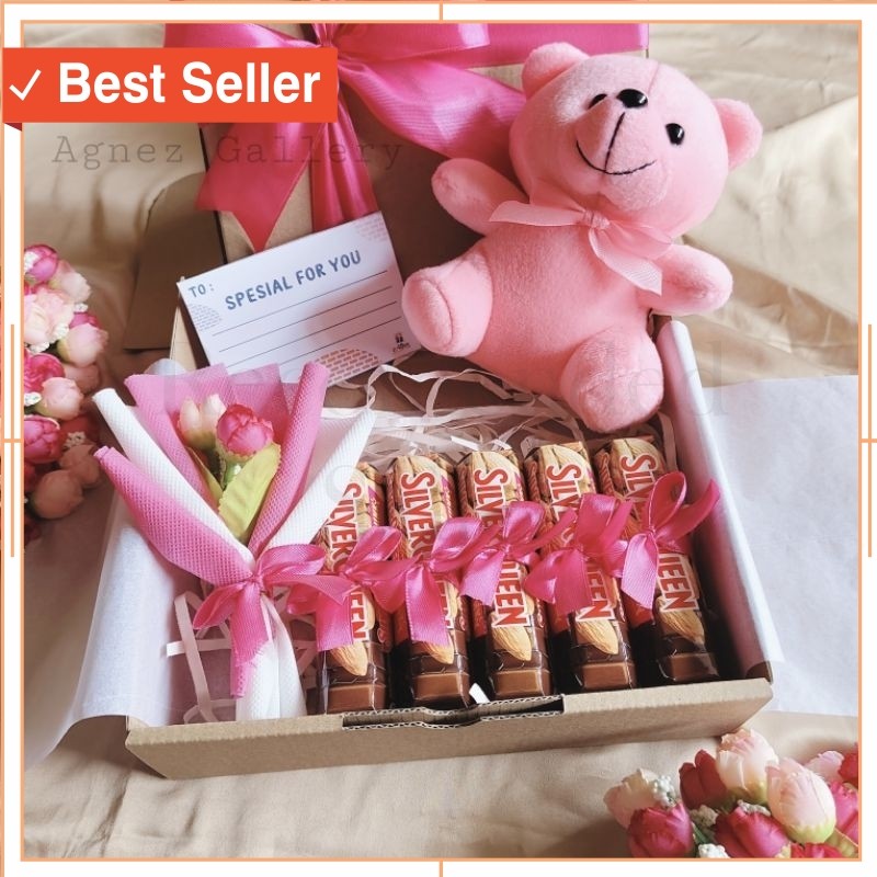 

Souvenir Wisuda Semprotulation Anniversary Pernikahan Lucu Unik KReatif / Hampers Coklat / Hampers Boneka / Kado Valentine / Kado Ulang Tahun / Gift Box / Coklat Silverqueen Chunky