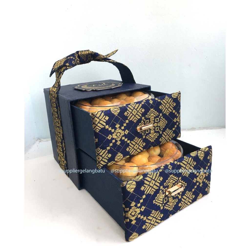 

DISKON BOX SAJA Box Kue Kering 2 Toples 500 Gram Bahan Songket Laci Premium Hardbox Edisi Lebaran Idul Fitri Parsel Hampers Ramadan Kado