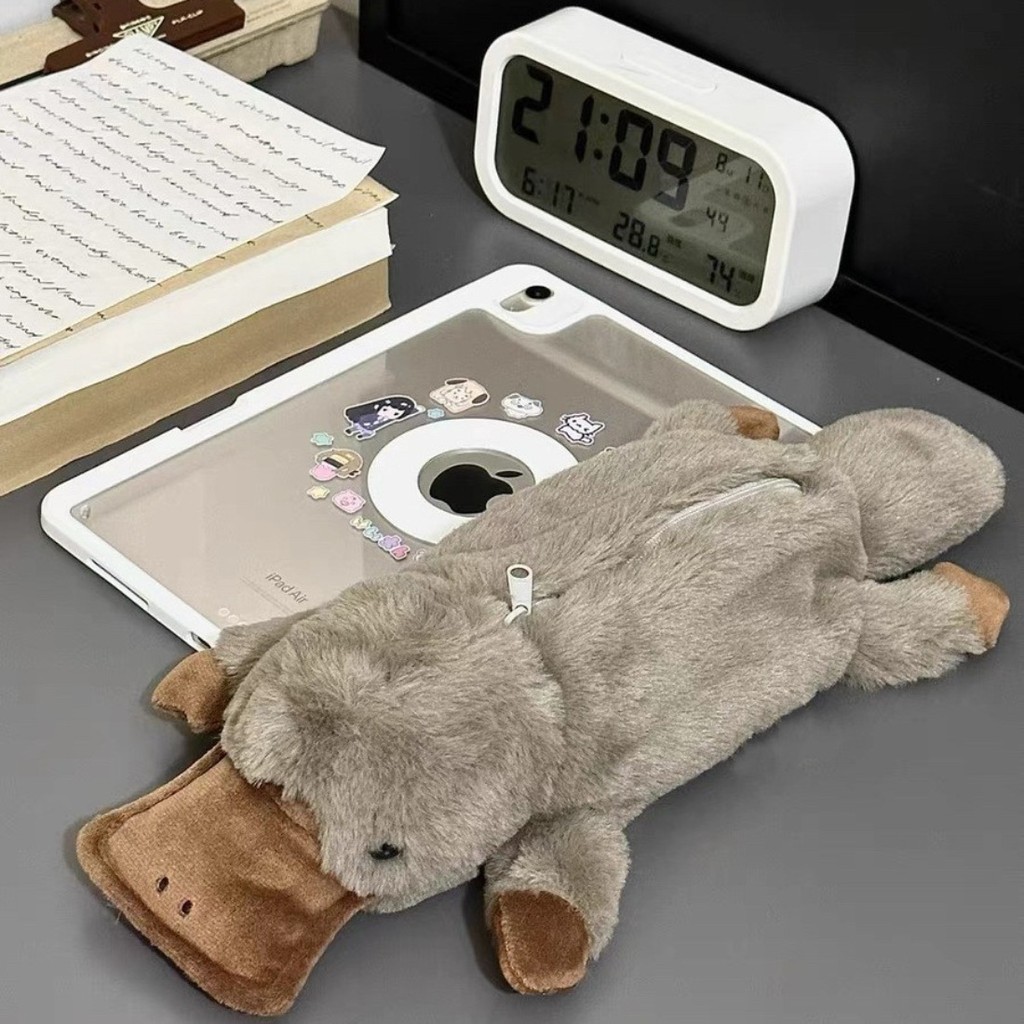 

Kotak Pensil Boneka Plush /Tas Siswa Penyimpanan Alat Tulis Boneka Hewan/Sloth Laut TaSea Otter Pensil /small shark dollpencil case/cartoon large capacity storage bag/ Mewah bernilai Tinggi Pensil Tas