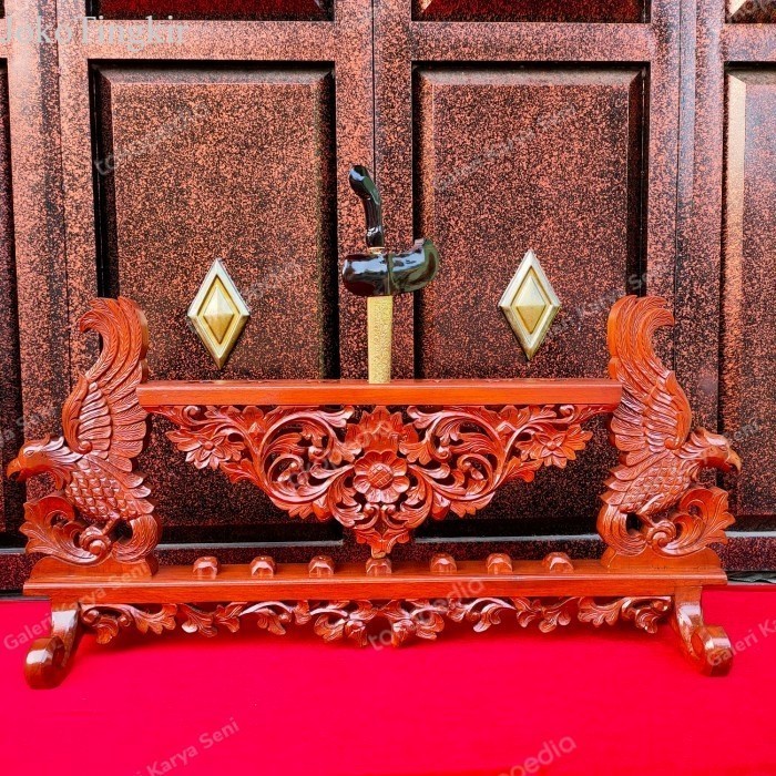 

Jagrak Keris Isi 7 Ukiran Burung Garuda Kayu Jati Garap Alusan murah