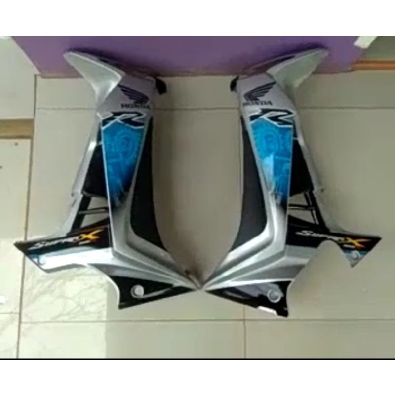 Sayap Kanan kiri Supra X 125 / Supra X Batman Silver Plus Striping