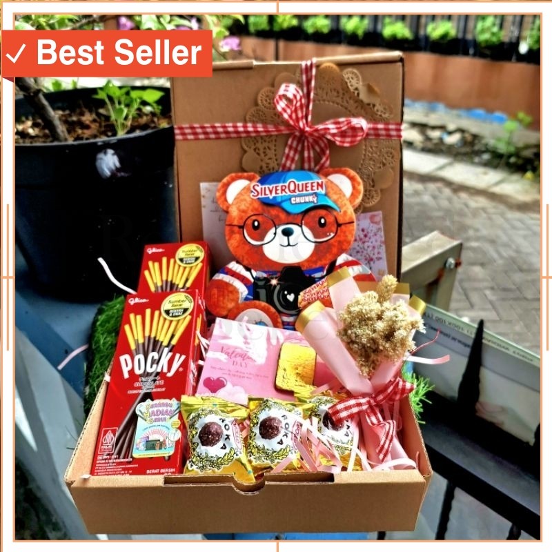 

Hampers Pacar Valentine Kreatif Murah / Hampers Silverqueen Bear hampers love silverqueen beruang chungkybar bear hampers valentine hampers coklat murah hampers pacar
